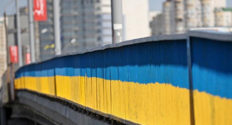 Мост на Осокорках покрасили в цвета украинского флага (фото)