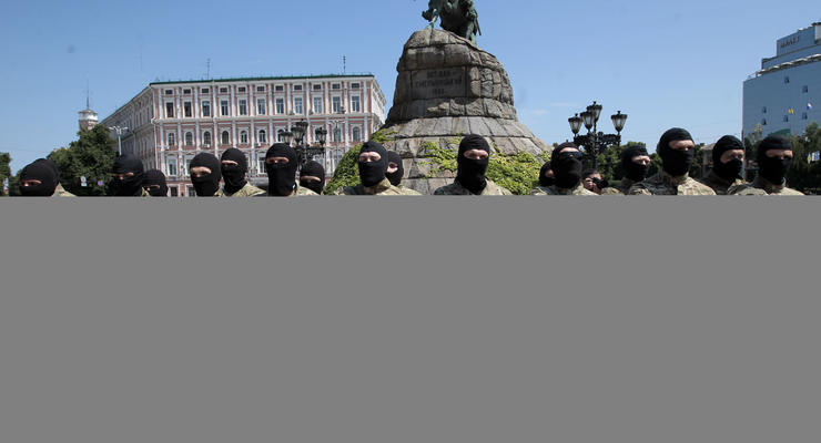 Батальон Азов в Киеве провожают на Донбасс