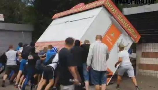 В Киеве люди в масках перевернули киоск