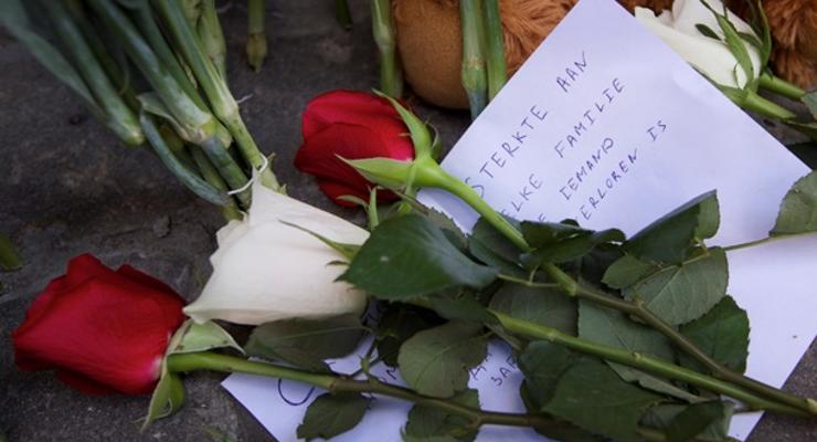 Простите нас. В Москве к посольствам Нидерландов и Малайзии несут цветы