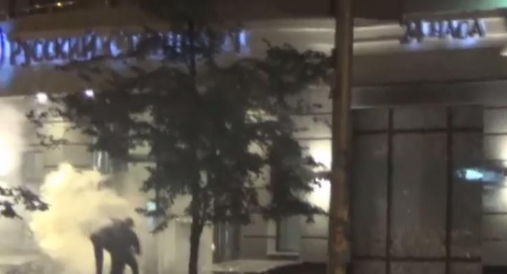 В центре Киева забросали дымовыми шашками банк Русский стандарт