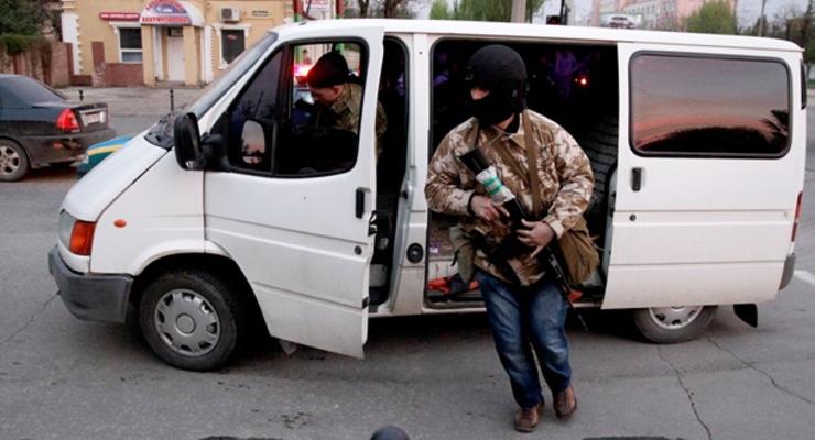 Вооруженные люди в Луганске похитили пять автомобилей МВД