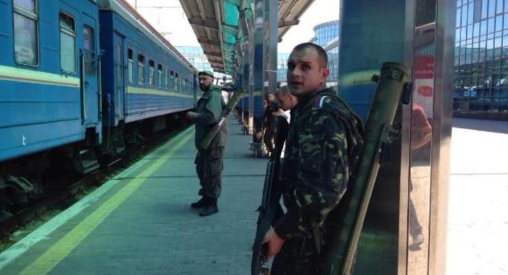 В Донецке вокзал принимает и отправляет поезда под обстрелом