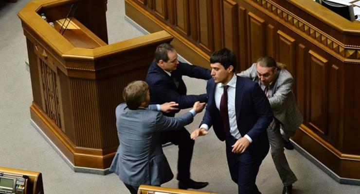 Регионала Левченко выгнали с дракой из зала заседания Рады (фото, видео)
