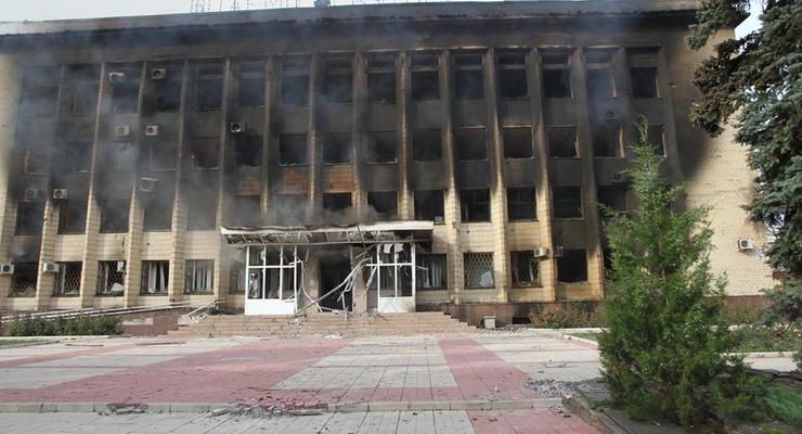 Освобожденный Дзержинск: горадминистрацию сожгли сепаратисты  (видео)