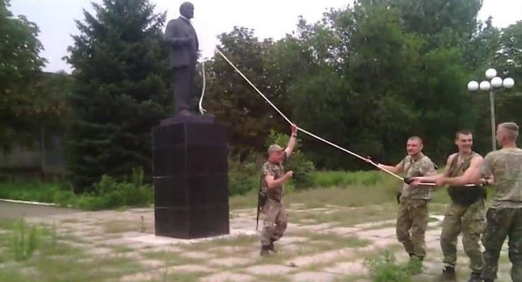 На Донбассе повалили первый памятник Ленину (видео)