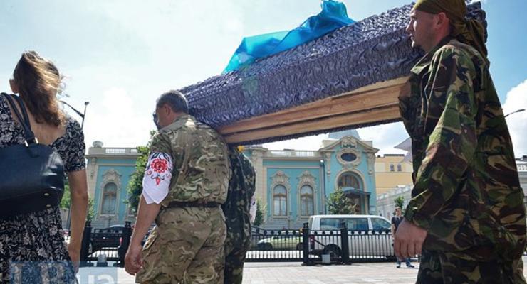 Под Раду принесли гроб с погибшим бойцом батальона Айдар (видео)