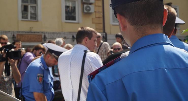 В Одессе СБУшника с георгиевской лентой окружили под крики "Ганьба"