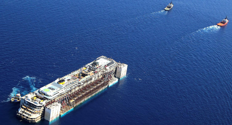 Началась буксировка затонувшего лайнера Costa Concordia