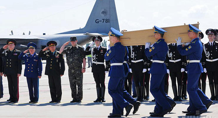 День в фото: Прощание с пассажирами Боинга, сбитые Су-25 и побитый Симоненко