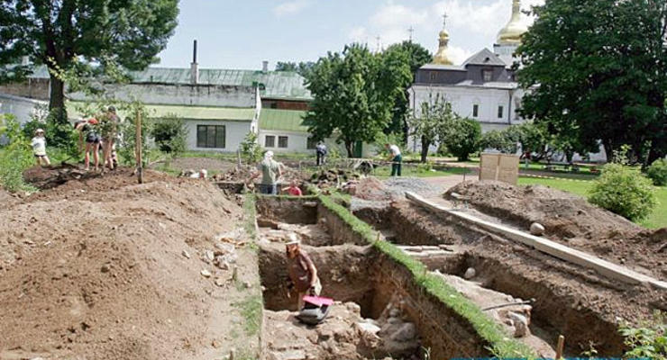 Археологи раскопали в Киеве храм имени жены Ярослава Мудрого (фото)