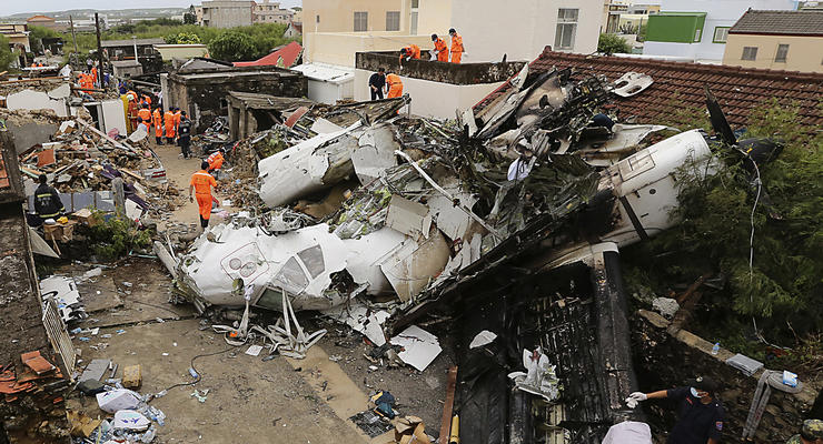 Фото рухнувшего на Тайване самолета, ряд пассажиров которого спаслись