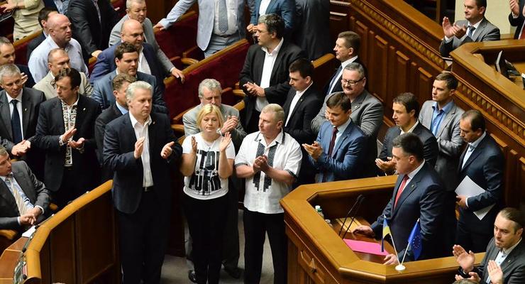 Депутаты выходят из коалиции, чтобы Порошенко мог распустить Раду