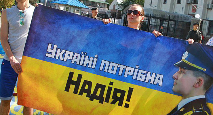 День в фото: обстрелы Донецка, непринятая отставка Яценюка и пикет посольства России