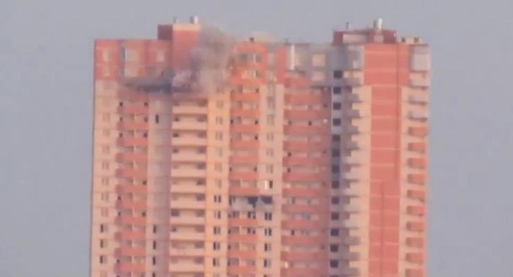 В Луганске обстреляли 25-этажный жилой дом (видео)