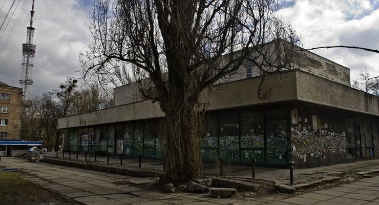 Киевляне своими силами восстанавливают заброшенный кинотеатр