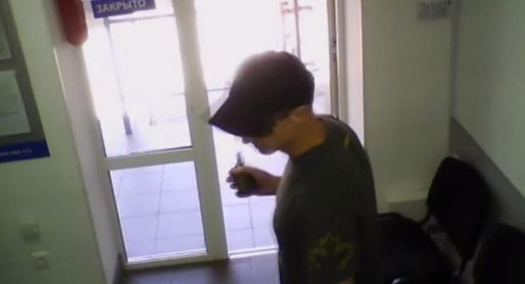 В Одессе мужчина ограбил кредитный центр, угрожая гранатами (видео)