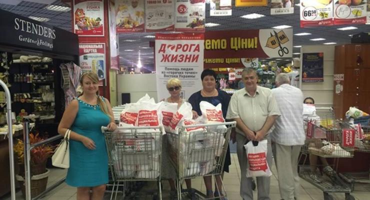 Активисты передали помощь обстрелянному дому престарелых в Луганске