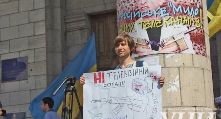 Активисты пикетировали Нацсовет с "ватным телевизором" (фото)