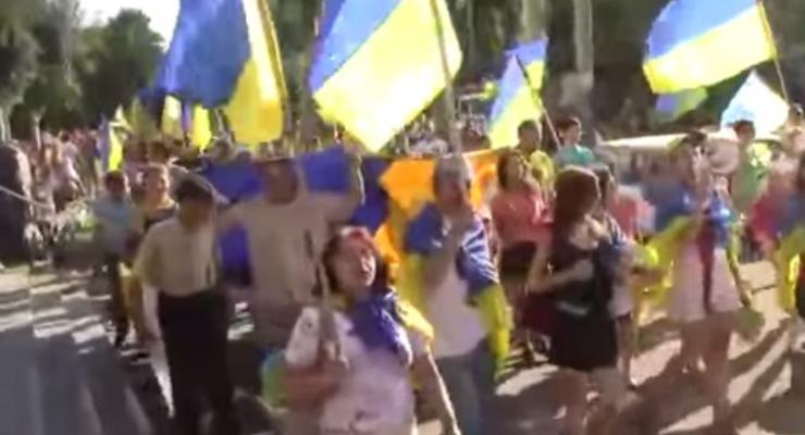 В центре Краматорска жители спели повстанческую песню "Лента за лентою"