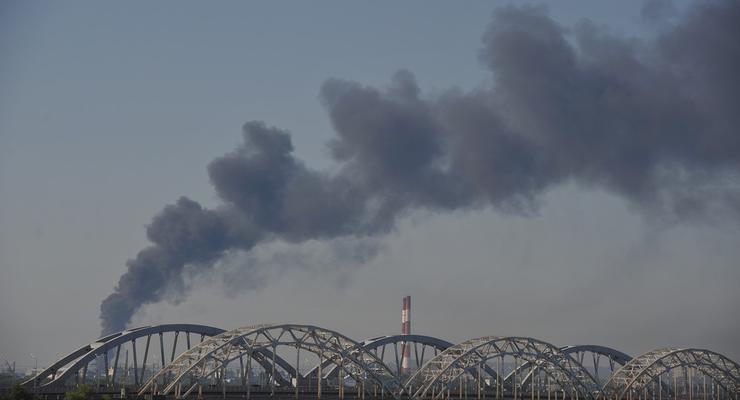 В Киеве горит промзона на Выдубичах (фото)