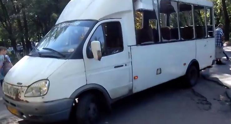 В Донецке из-за попадания снаряда в маршрутку погиб человек