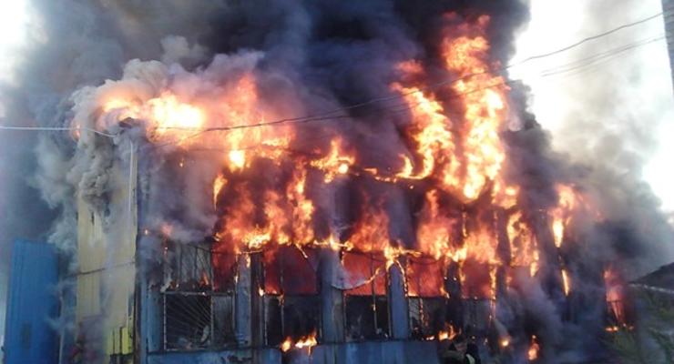 Пожар на Выдубичах уничтожил складские помещения на полутора тысячах кв. м