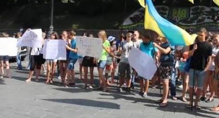 Молодежь под Кабмином требует отставки министра Булатова