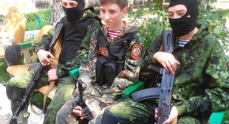Террористы ДНР раздали детям автоматы и послали воевать (фото)