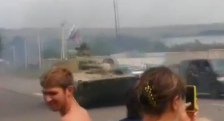В сети появилось видео танков с российскими флагами в Макеевке