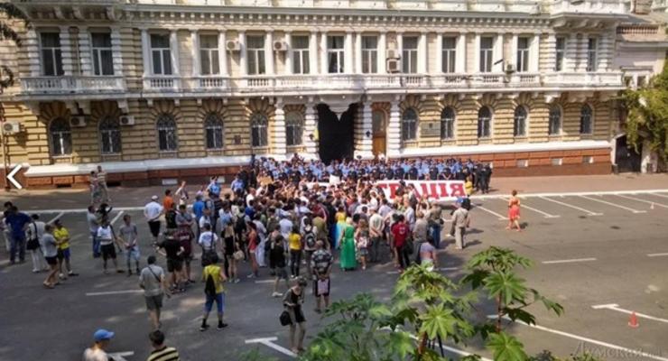 В Одессе пикетируют УВД из-за разгона акции на концерте Ани Лорак