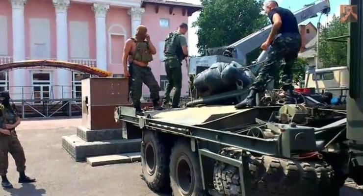 Батальон Айдар снес памятник Ленину в городе Счастье (видео)