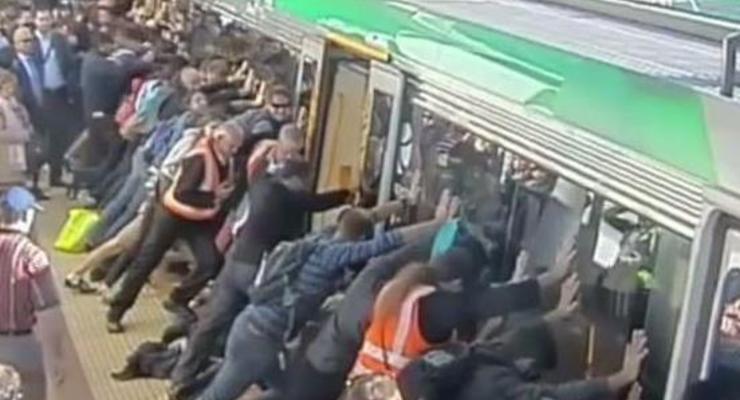В Австралии пассажиры наклонили поезд, чтобы спасти застрявшего мужчину