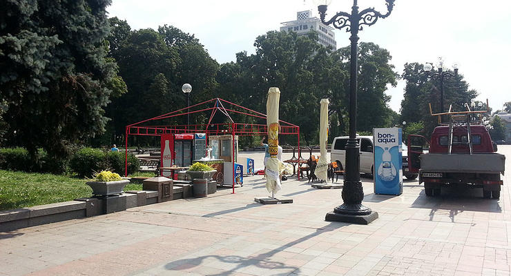 В Киеве из Мариинского парка убрали торговые точки