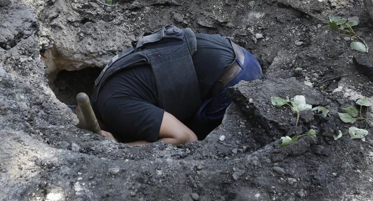 Появились фото воронок в Донецке, якобы следов авиабомбардировки