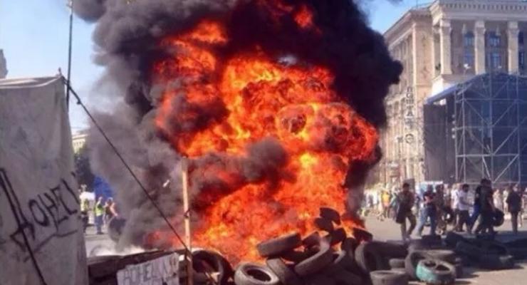 В Киеве с дракой убирают баррикады на Майдане, горят шины (фото, онлайн)