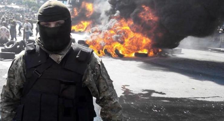 «Зачистка» Майдана: горячие головы и горящие шины (фоторепортаж)