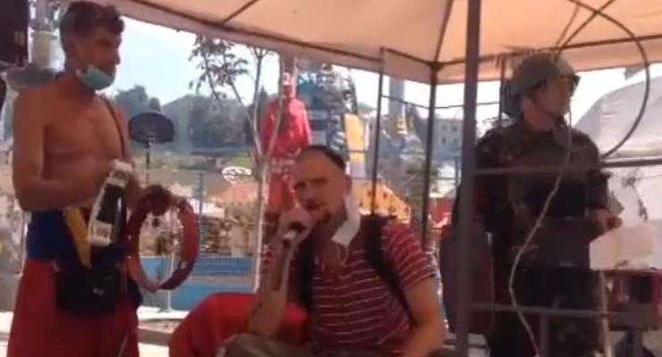 На Майдане перед горящими баррикадами поют "о москалях" (видео)