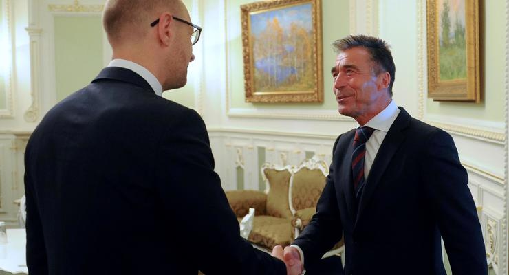Генсек НАТО встретился с Яценюком