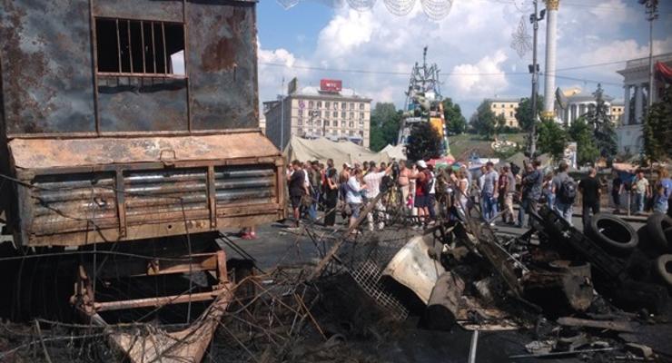 На Майдане восстановили две баррикады и подготовили коктейли Молотова (фото)