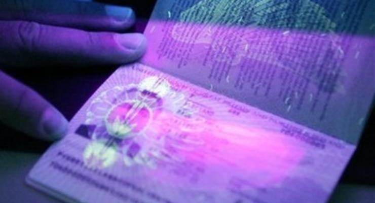 Порошенко подписал закон о внесении отпечатков пальцев в загранпаспорта