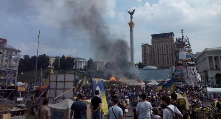 В Киеве возле стеллы Независимости горят палатки (фото)