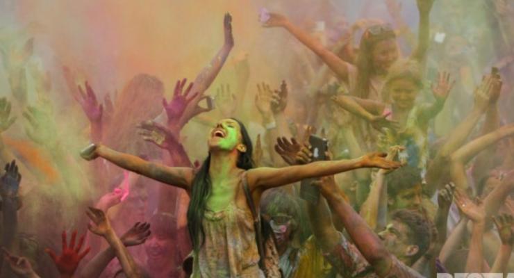 В Киеве прошел яркий праздник красок Холи (фото)