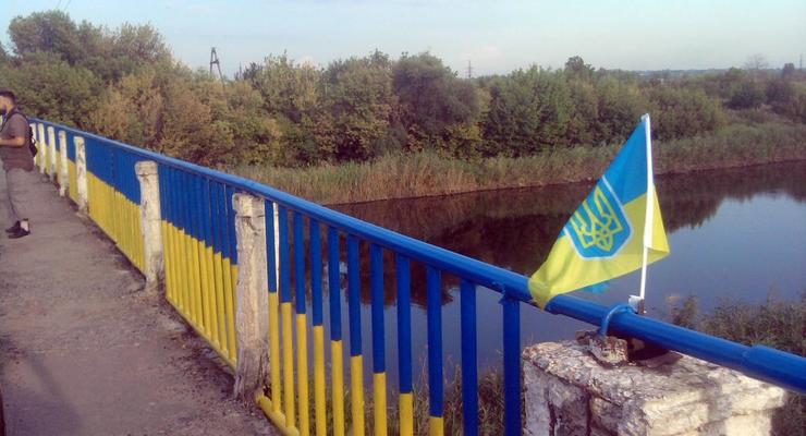 В Славянске для военных разрисовали мост в цвета флага Украины