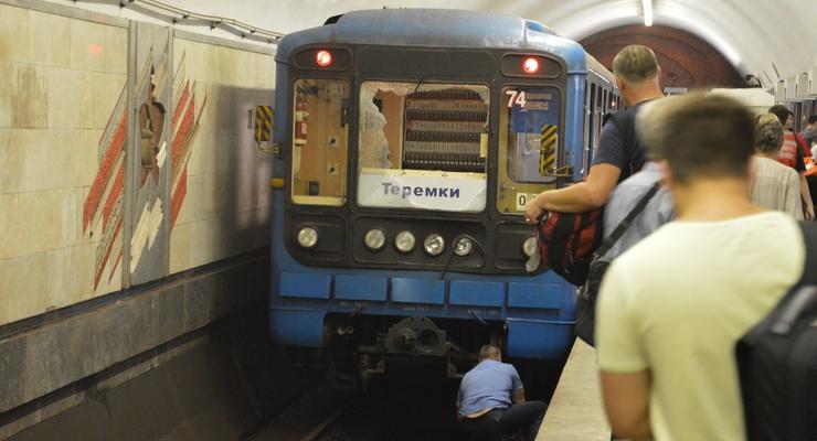 На станции метро «Дворец Украина» мужчина прыгнул под поезд (фото)