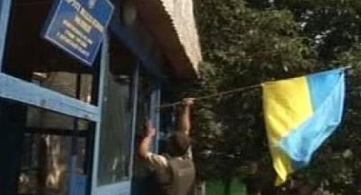 На здании горотдела милиции в Луганске установили флаг Украины - соцсети