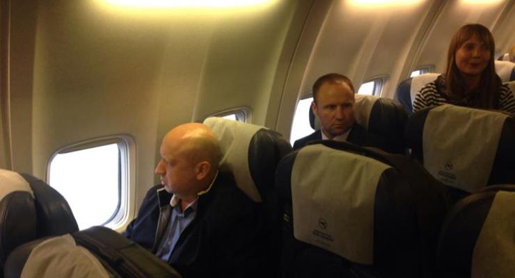 Турчинов полетел на конференцию в Вильнюс в эконом-классе (фото)