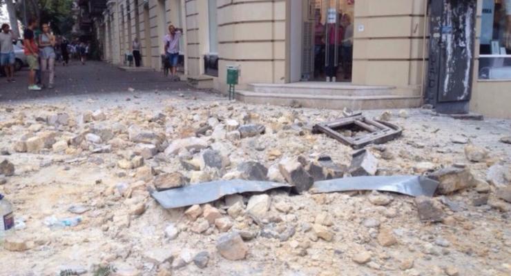 В Одессе стена дома упала на подростка (фото)