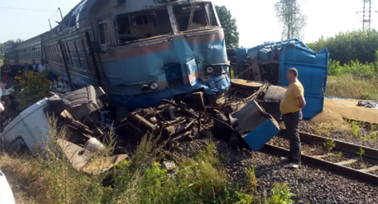 В Хмельницкой области поезд протаранил грузовик, есть жертвы
