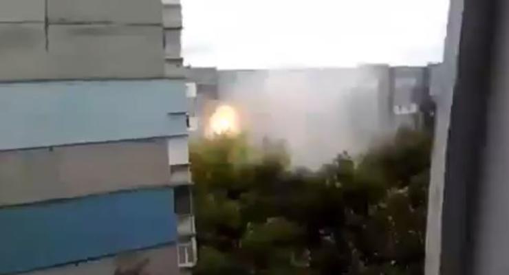 Жительница Донецка засняла взрыв снаряда возле своего дома (видео)